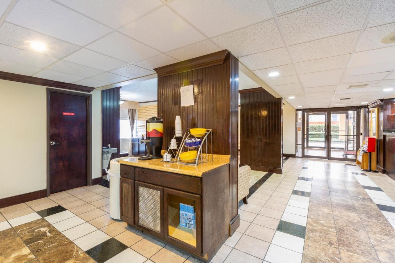 OYO Hotel Baton Rouge Mid City Exterior foto
