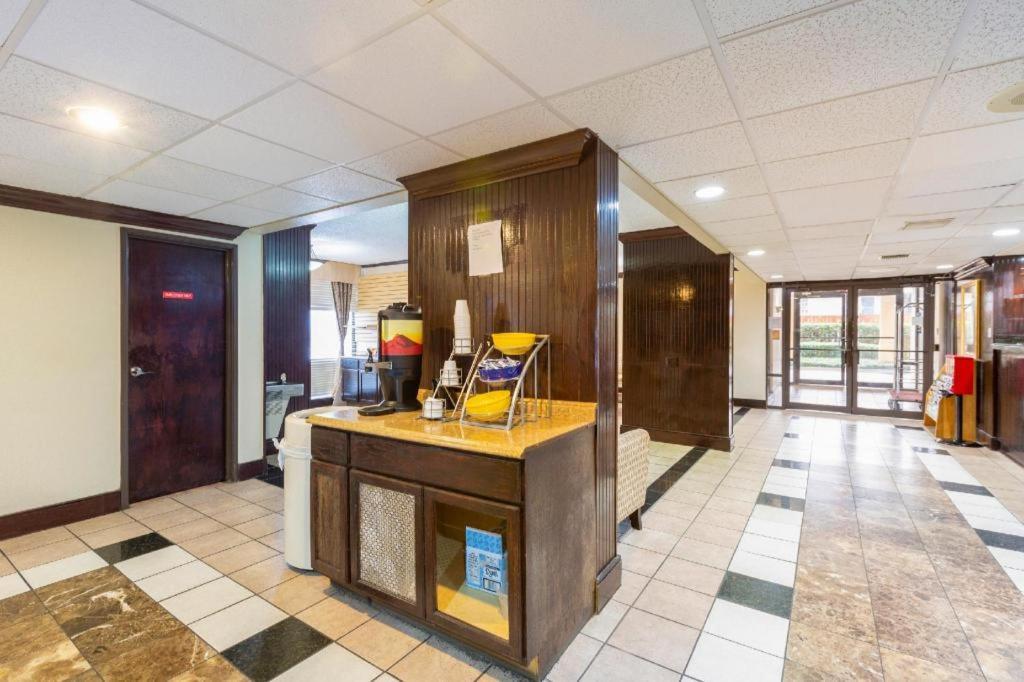 OYO Hotel Baton Rouge Mid City Exterior foto
